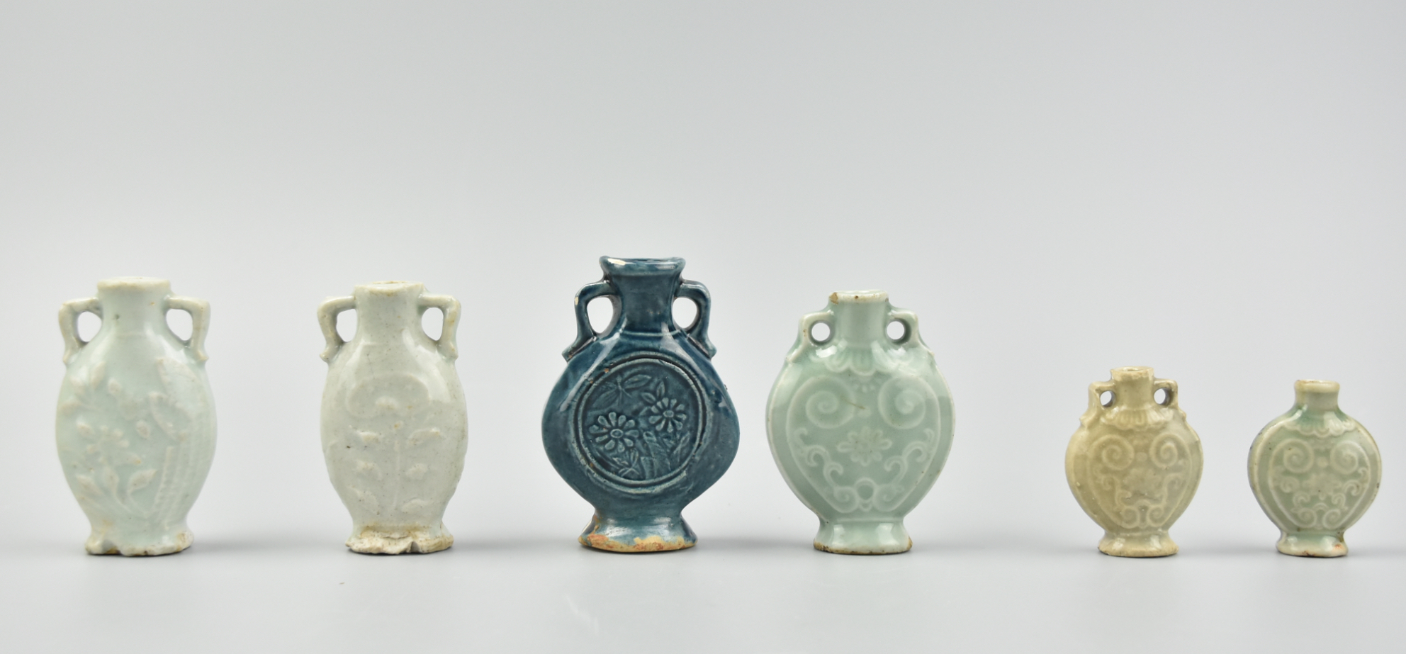 Appraisal: COLORED GLAZED MOON FLASK SNUFF BOTTLES TH C A lot