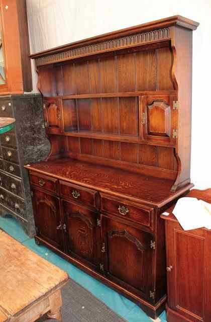 Appraisal: A GEORGIAN STYLE OAK DRESSER the plate rack above with