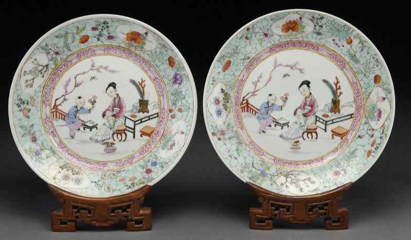 Appraisal: Pr Chinese Yongzheng export porcelain platesdepicting a mother and son