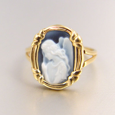 Appraisal: K WEDGWOOD ANGEL CAMEO RING K yellow gold ring contains