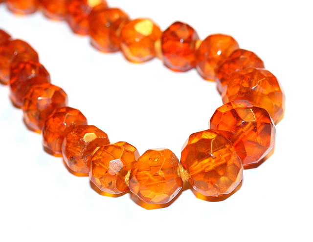 Appraisal: A FACETED GRADUATED AMBER BEAD NECKLACE clear dark sherry colour