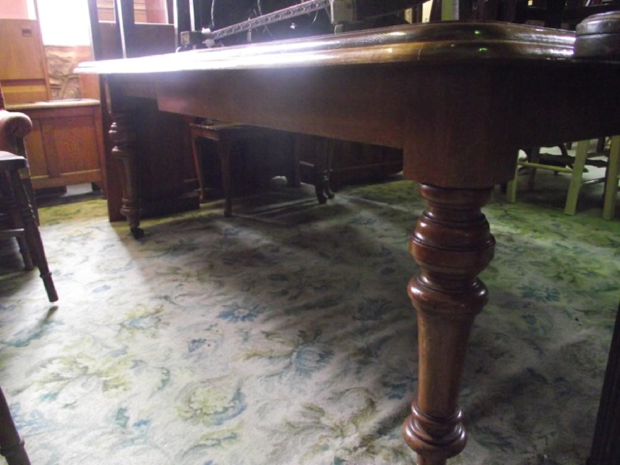 Appraisal: A Victorian medium to light oak wind-out extending dining table