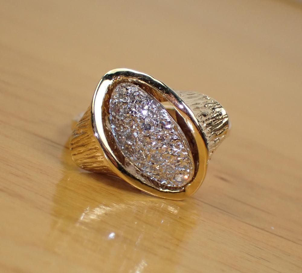 Appraisal: DIAMOND AND FOURTEEN KARAT TWO-TONE GOLD RING The k yellow