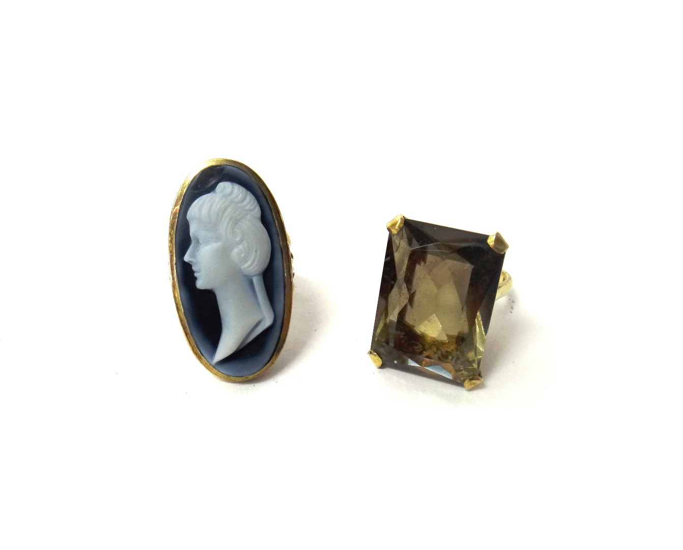 Appraisal: A ct gold ring mounted with an oval banded agate