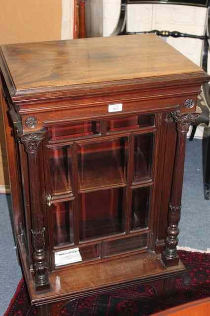 Appraisal: AN EDWARDIAN MAHOGANY TABLE TOP DISPLAY CABINET with glazed doors