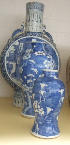 Appraisal: A group of three Chinese blue and white pieces of