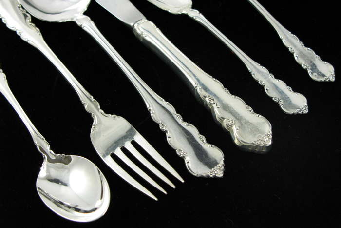 Appraisal: AN ONEIDA HEIRLOOM PIECE STERLING FLATWARE SET AND AN OVAL