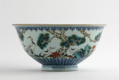 Appraisal: A Chinese cranes bowl the exterior decorated with twelve cranes