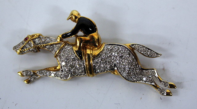 Appraisal: AN CARAT GOLD DIAMOND ENCRUSTED BROOCH in the form of