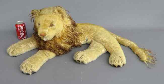 Appraisal: Steiff stuffed reclining lion '' Lenth Some damage