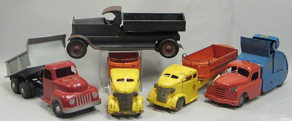 Appraisal: American Construction transportation toys A grouping of five pressed steel