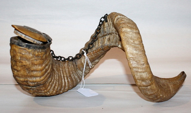 Appraisal: A TH CENTURY RAM'S HORN SNUFF MULL the hinged cover