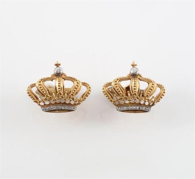 Appraisal: A pair of gold cufflinks In the form of crowns