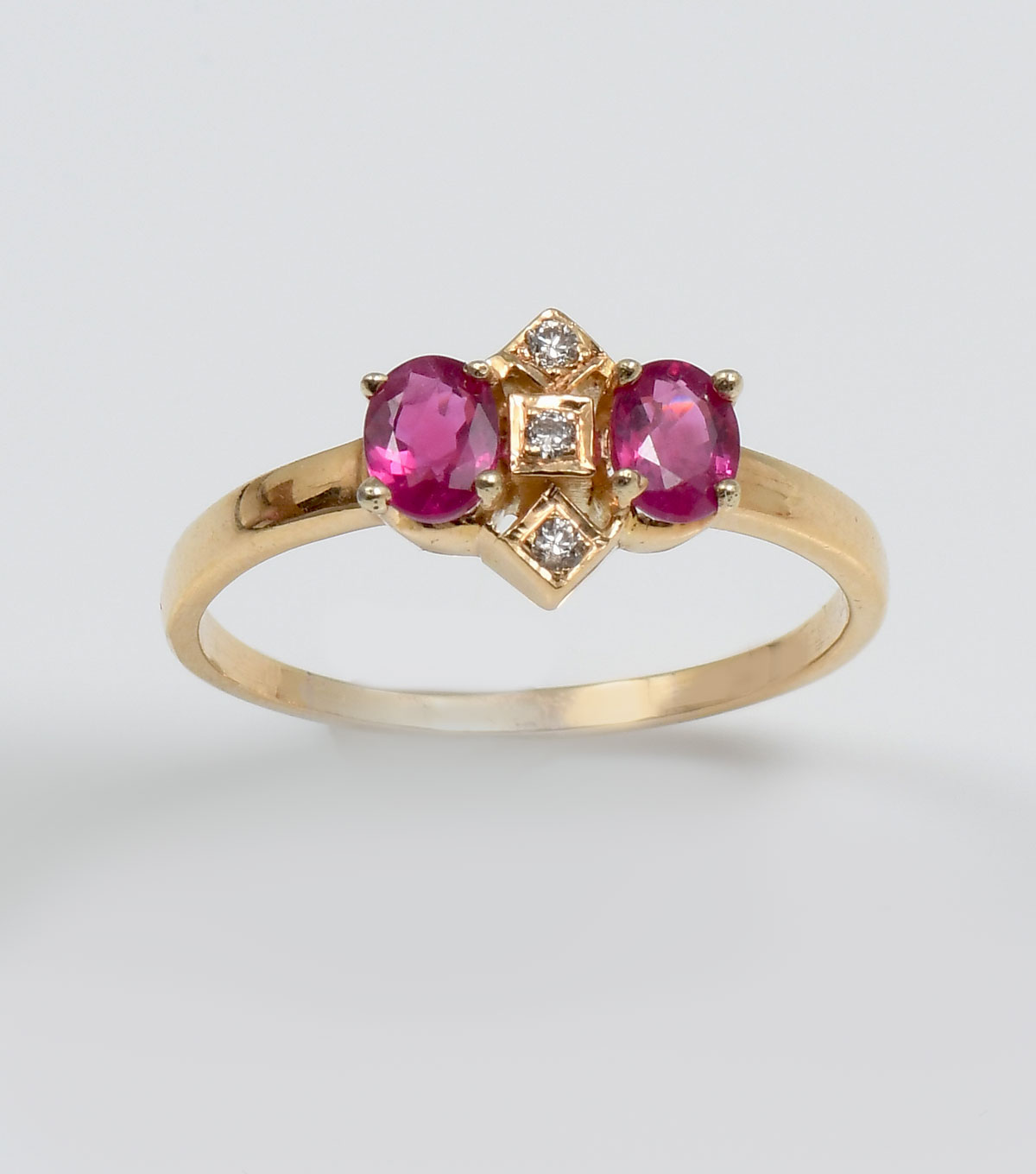 Appraisal: K RUBY DIAMOND RING K yellow gold ring contains oval