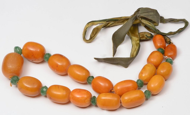 Appraisal: A GRADUATED CHUNKY AMBER BEAD NECKLACE approximately cm grams