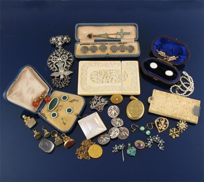 Appraisal: A jewellery box containing various items of jewellery and costume