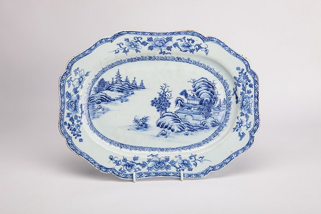 Appraisal: AN TH CENTURY CHINESE BLUE AND WHITE PORCELAIN DISH with