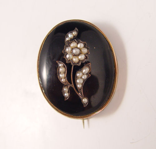 Appraisal: K VICTORIAN MOURNING BROOCH K yellow gold frame contains domed