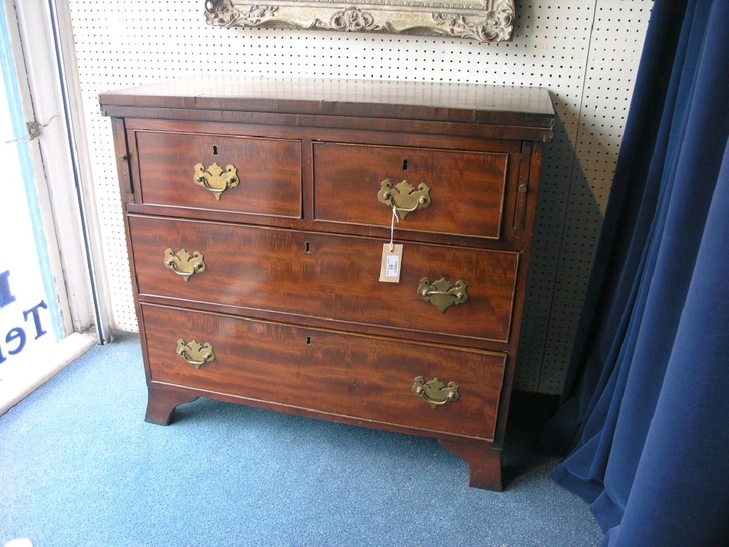 Appraisal: An early Victorian mahogany bachelor's chest hinged cross-banded top above