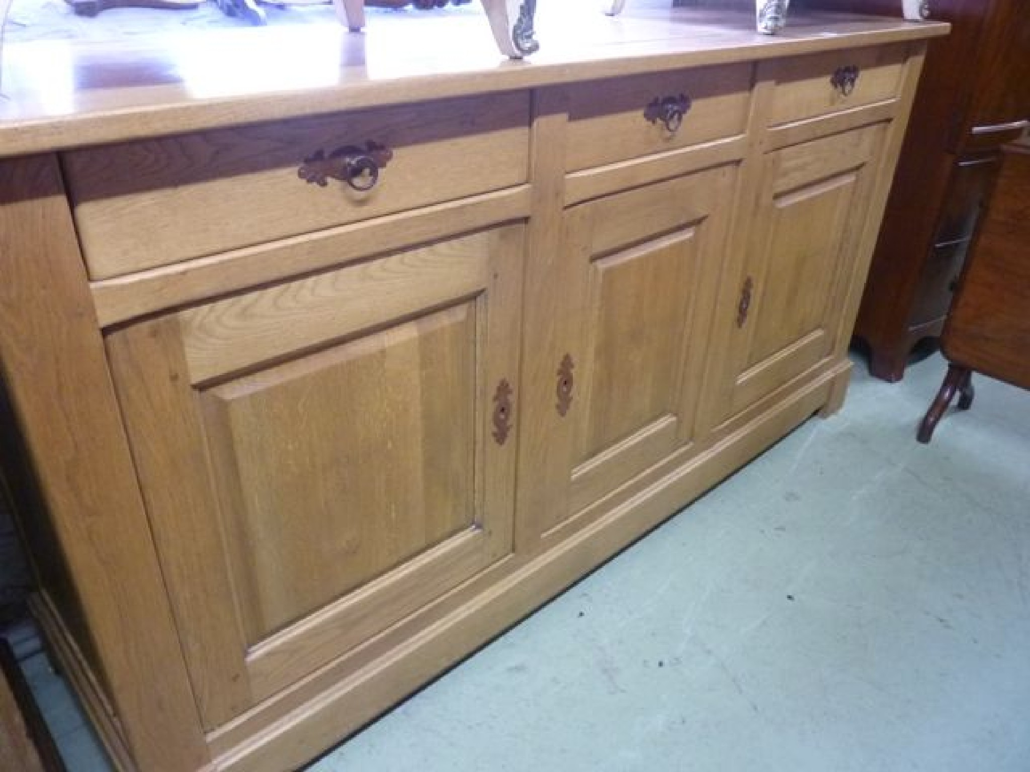 Appraisal: A contemporary medium to light oak dresser partially enclosed by