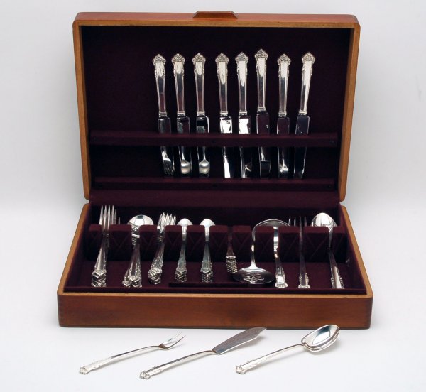 Appraisal: Lunt English shell flatware service includes forks - salad forks