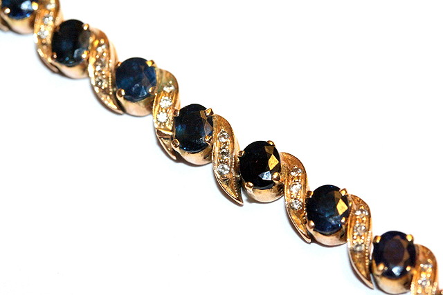 Appraisal: A SAPPHIRE AND DIAMOND SET BRACELET oval claw set sapphire