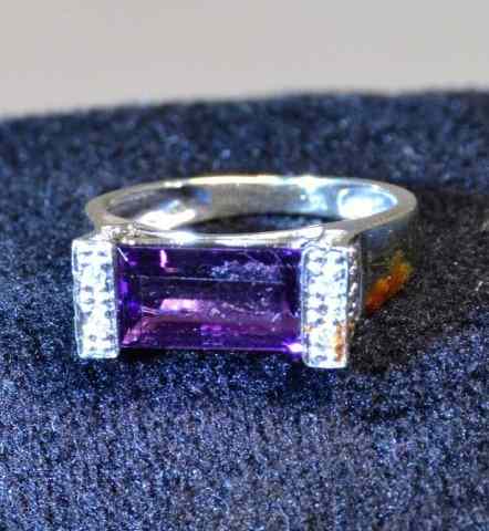 Appraisal: A Ladies K Amethyst And Diamond RingA central rectangular step