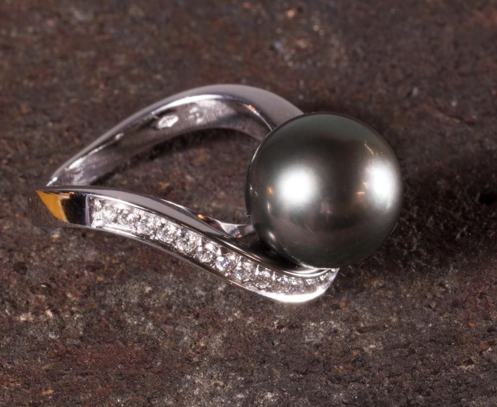 Appraisal: SCHOEFFEL SIGNED TAHITIAN PEARL DIAMOND AND EIGHTEEN KARAT GOLD RING