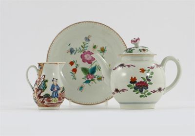 Appraisal: A Worcester teapot and cover painted with peony amidst star