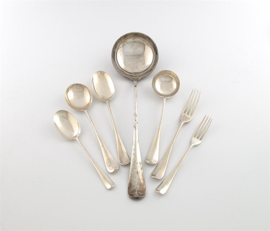 Appraisal: An Edwardian part canteen of silver Hanoverian Rat-tail pattern