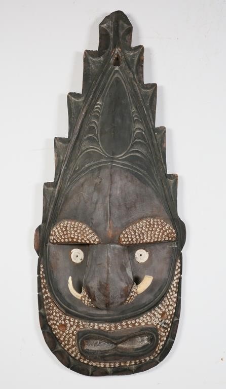 Appraisal: PAPUA NEW GUINEA STYLE MASK ARTCarved mask style wall hanging