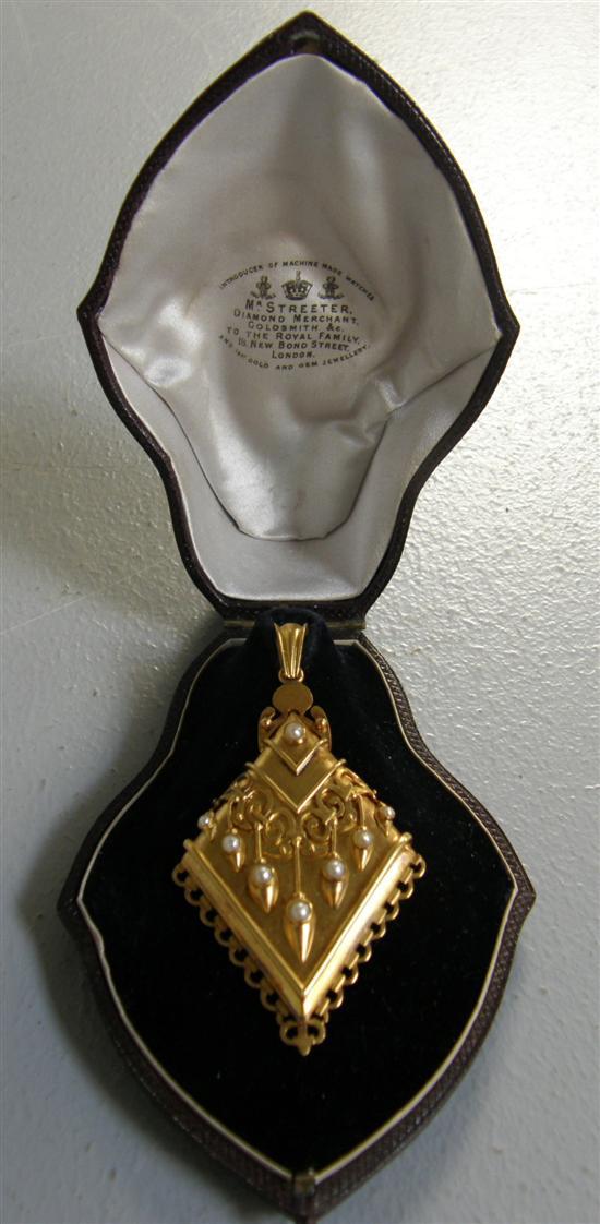 Appraisal: Gold and pearl lozenge shaped memorial pendant