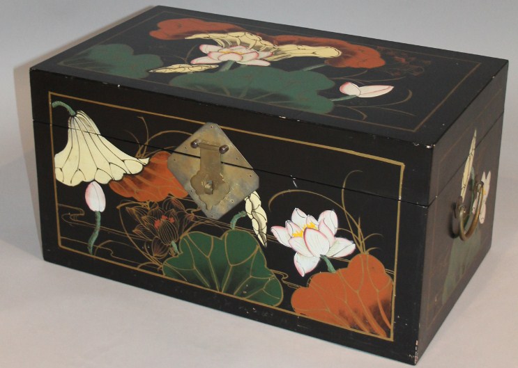 Appraisal: A modern lacquer finish oriental design box of small proportion