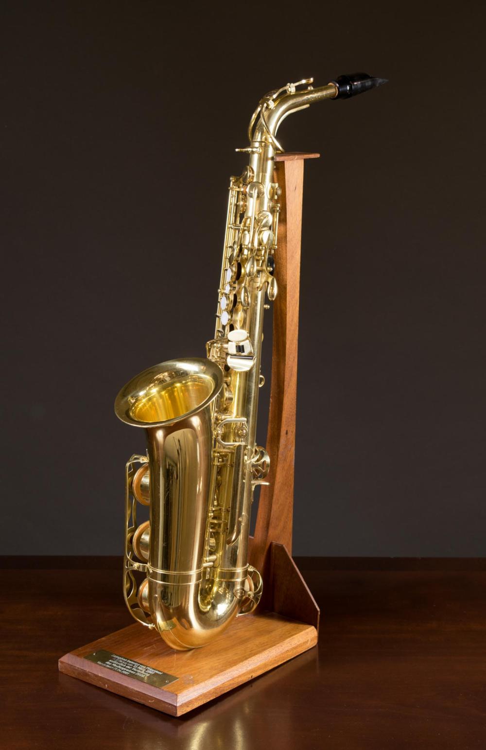 Appraisal: BILL CLINTON PRESENTATION SAXOPHONE ON STAND Yamaha alto model YAS-