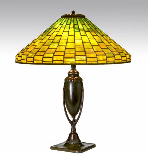 Appraisal: TIFFANY STUDIOS Table lamp with a green leaded glass geometric