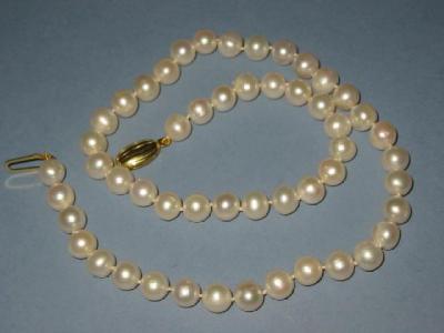 Appraisal: A CULTURED PEARL NECKLACE the uniform beads having ct gold