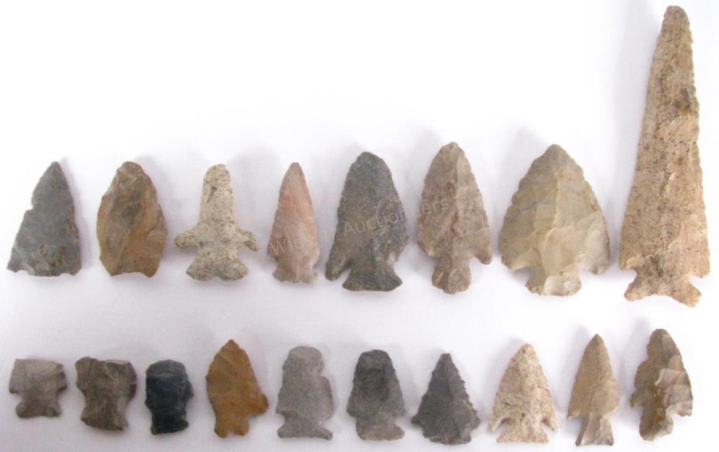 Appraisal: Collection of Indiana Arrowheads and Scrapers found in a cave