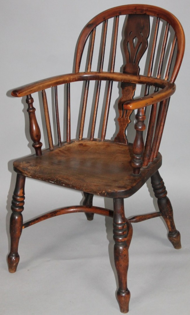 Appraisal: A thC yew and elm Windsor chair the lowback with