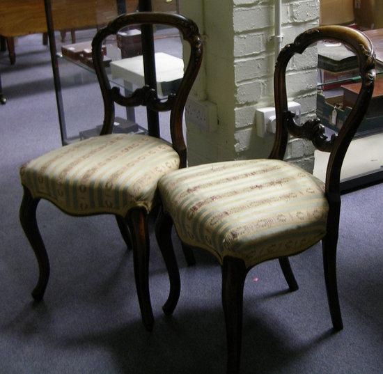 Appraisal: A pair of Victorian walnut single chairs with carved cresting