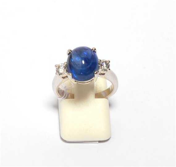 Appraisal: SAPPHIRE AND BRILLIANT-CUT DIAMOND RING White gold Casual-elegant ring the