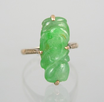 Appraisal: A Vintage Carved Jadeite Ring in Gold A carved jadeite