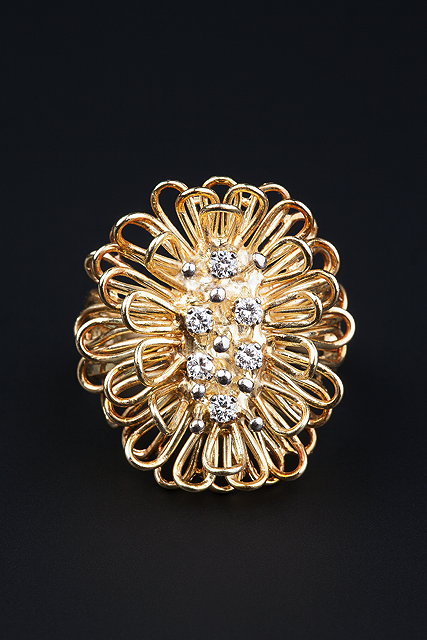 Appraisal: AN CT GOLD AND DIAMOND SET DRESS RING BY DAVID