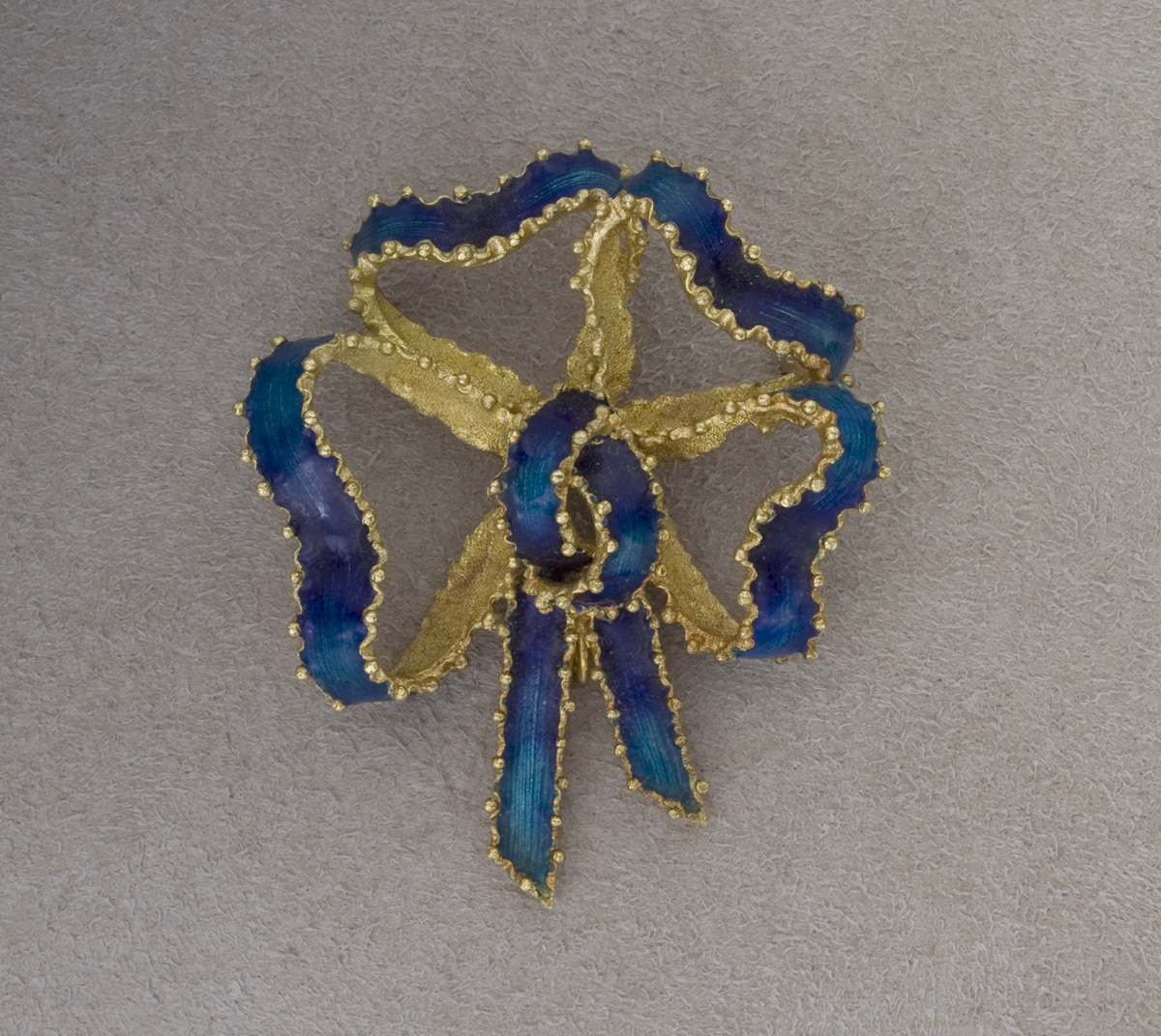 Appraisal: BLUE ENAMEL AND KT GOLD BOW BROOCH The double loop