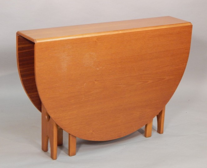 Appraisal: A Retro style teak oval drop leaf table in G-Plan