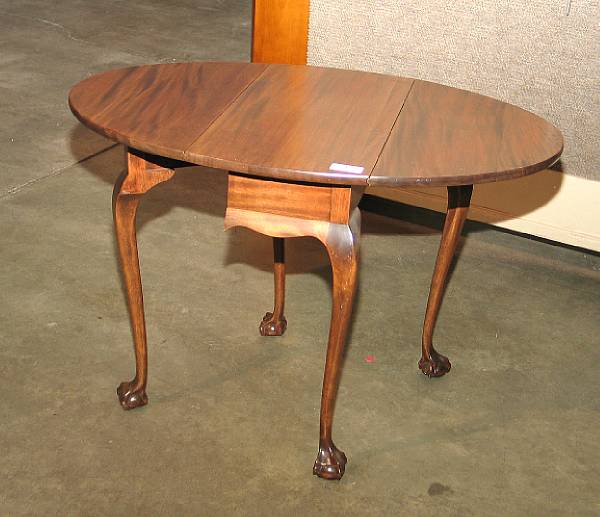 Appraisal: A George III style walnut drop leaf side table mid