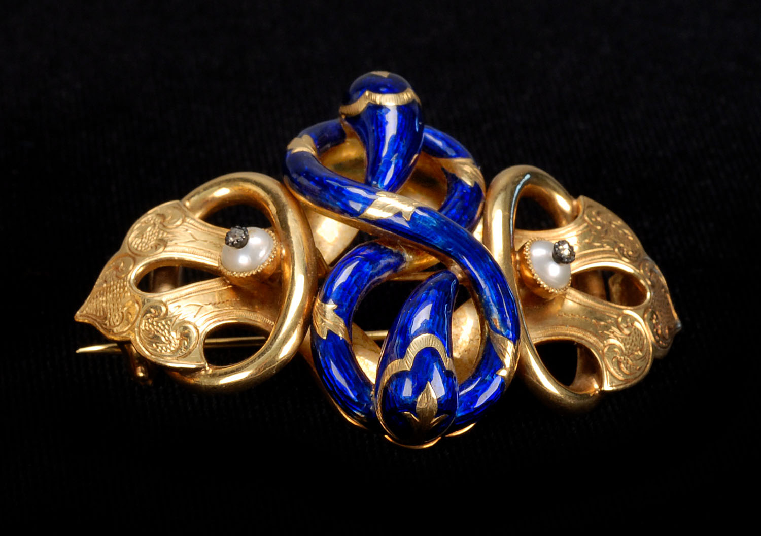 Appraisal: SWEDISH KT GOLD AND ENAMEL BROOCH Circa 'sIn bow form