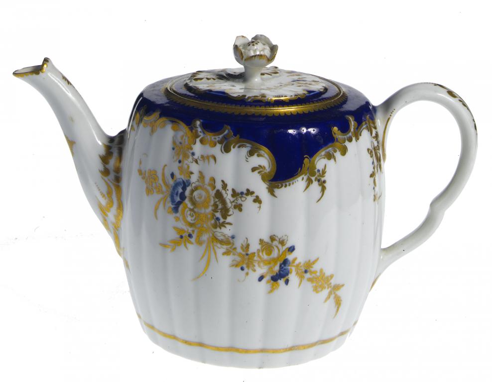 Appraisal: A FIRST PERIOD WORCESTER COBALT GROUND TEAPOT AND COVER of