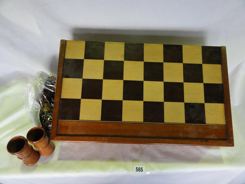 Appraisal: A chess board opening to reveal a backgammon board together