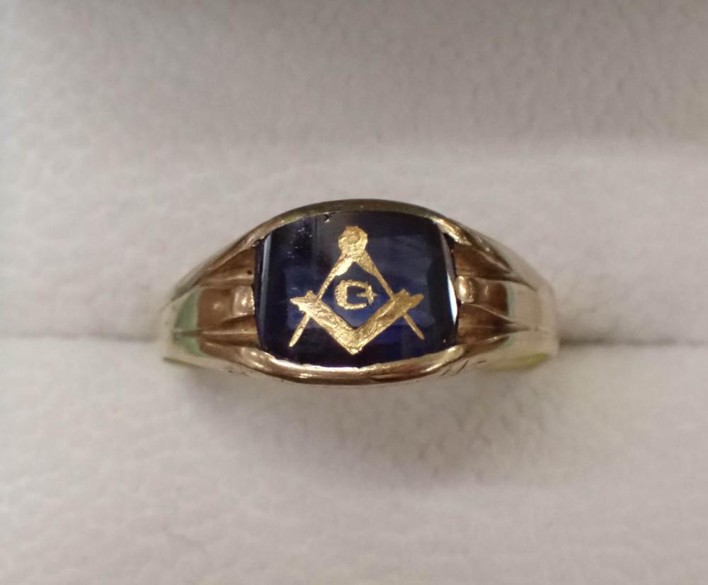 Appraisal: MAN'S VINTAGE YELLOW GOLD MASONIC RING The k yellow gold