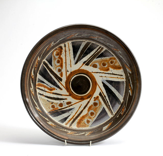 Appraisal: A LATE TH CENTURY STUDIO POTTERY STONEWARE CHARGER with radiating